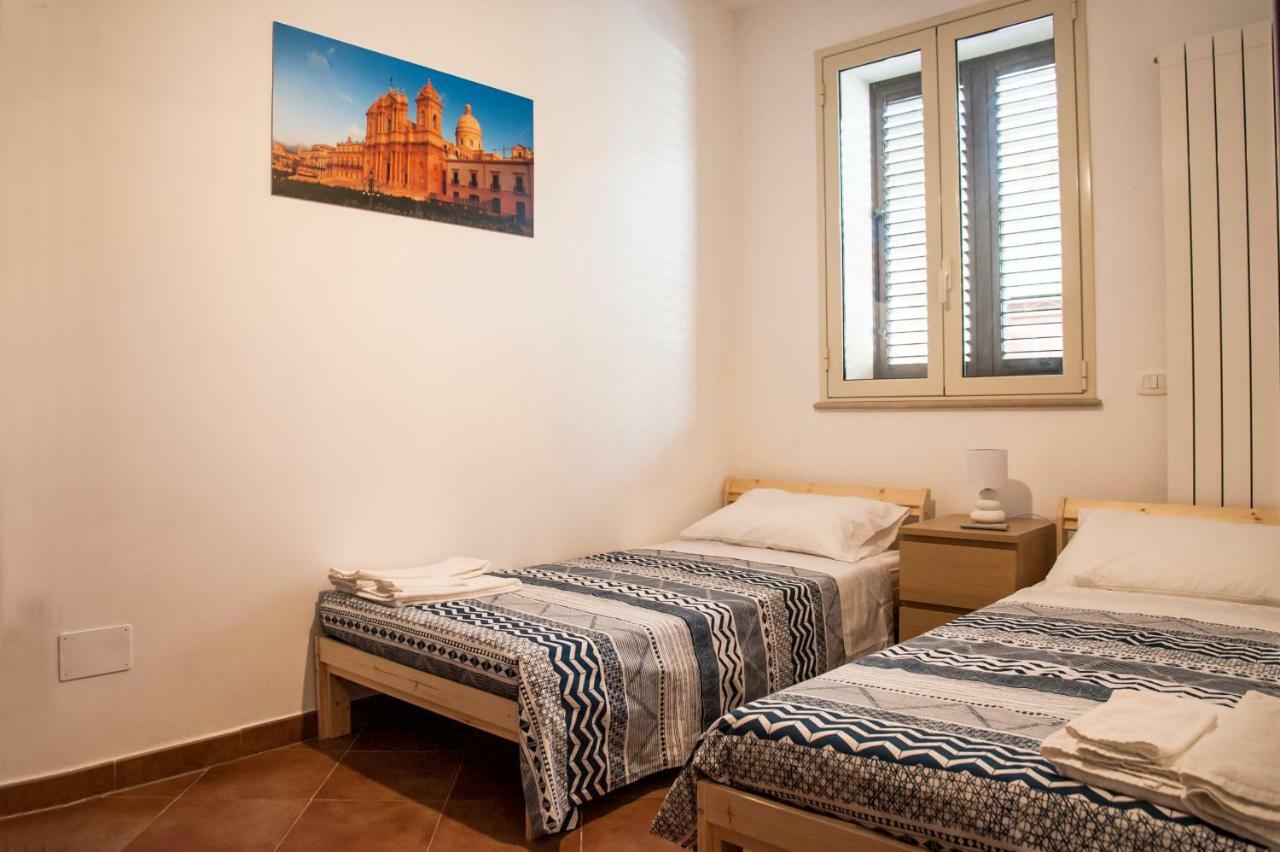 La Lanterna Casa Vacanze Apartment Noto Luaran gambar